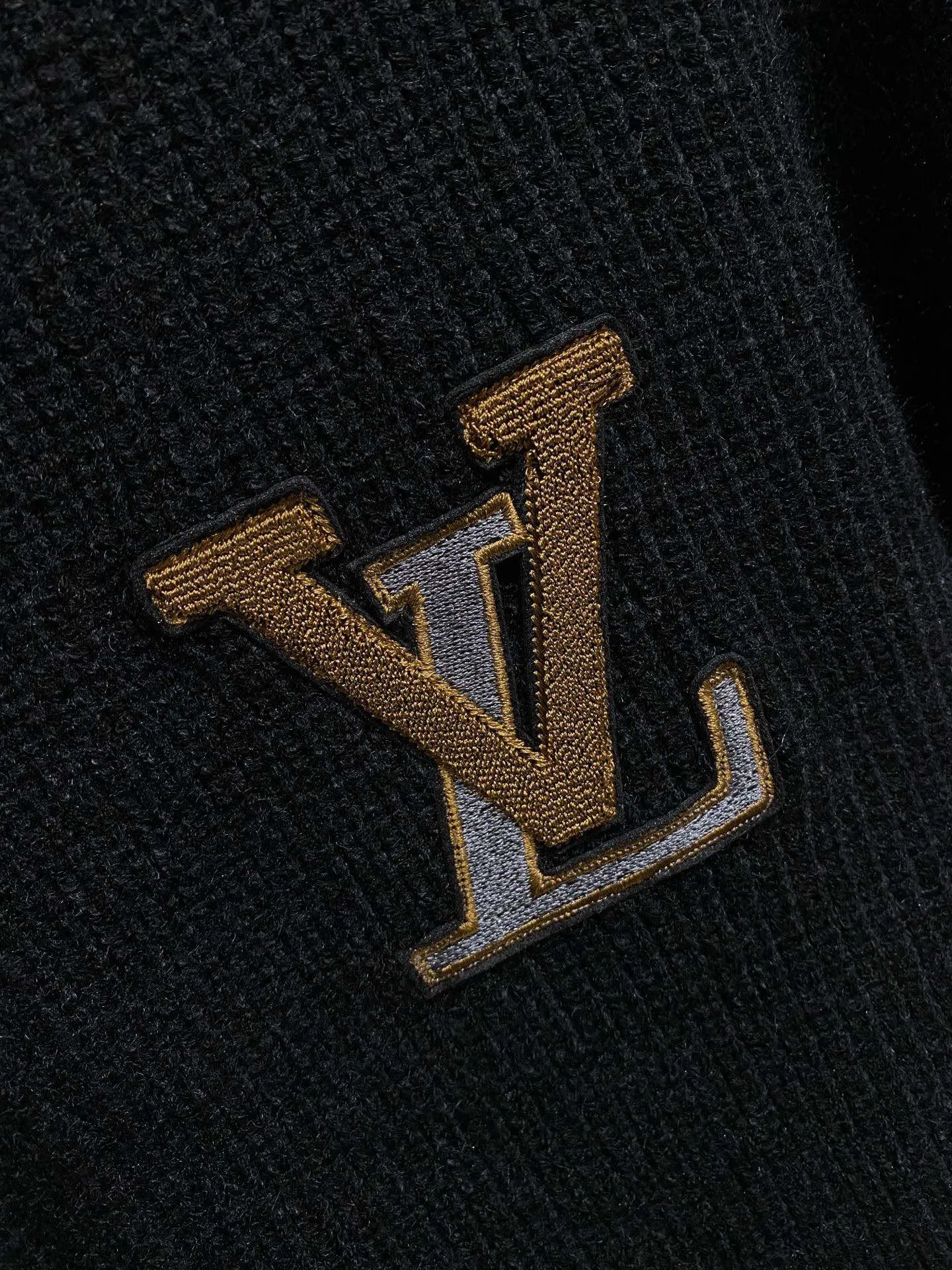 🅿️560 【LV Louis Vuitton】Autumn and winter classic cardigan sweater, in full condition! ! ! Wool blended fabric, the latest model in 2025, golden ratio! ! Slim-fitting soft gold, versatile and practical item, the combination and practicality are extremely powerful, simple and elegant, and classy! To create your own style, it is highly recommended to buy it in two colors. The standard slim fit tailoring process is suitable for both young and old men. It is knitted from wool and will not cause any discomfort! While keeping warm, it is stylish, textured and wearable, and the classic logo with contrasting colors on the chest feels in place! ! Recommended for regular customers! ! Size M-3XL (maximum wear: 190 pounds)